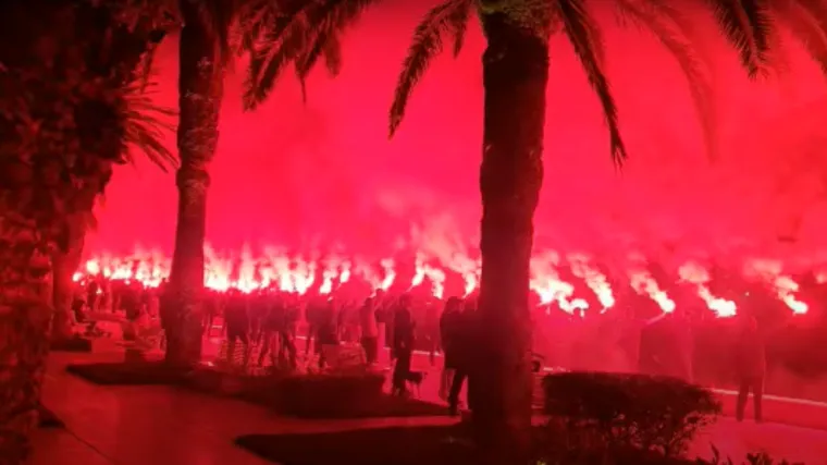 VIDEO Na splitskoj Rivi je u čast 196 poginulih i četvero nestalih 'pauka' zapaljeno 200 bengalki