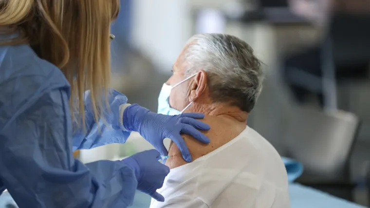 Alkohol, cigarete, lijekovi, hrana... - provjerite &scaron;to ne biste smjeli konzumirati prije, a &scaron;to nakon cijepljenja