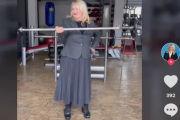 Nasmijana od uha do uha bilda u haljini