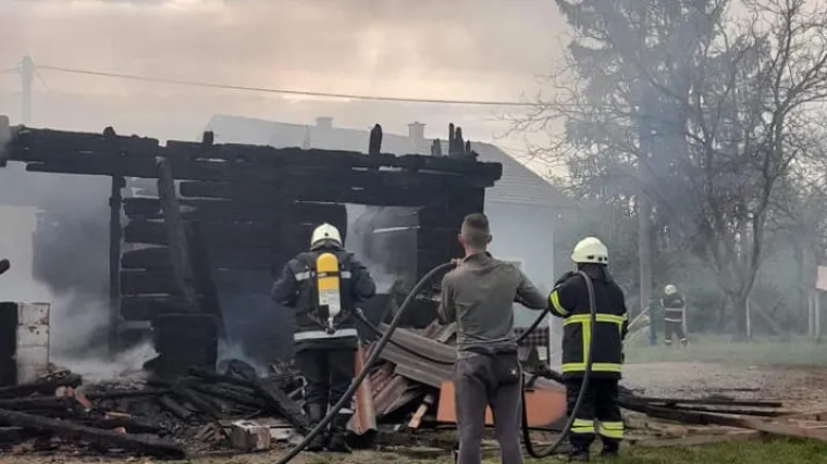 Vatra im progutala kuću: Roditelji i sedmero djece ostali bez svega &scaron;to su imali!