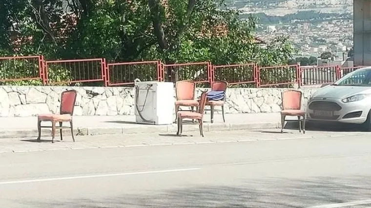 Svi znamo kako se čuva mjesto na plaži, ali znate li kako se to 'doli' &scaron;titi izabrano mjesto za parking?