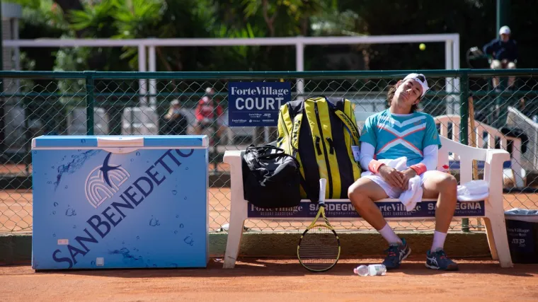 Tenisač u potpunosti izgubio kompas i kreirao nezapamćeni incident; 'Izađi s terena i ubit ću te. Izađi, ako smije&scaron;'