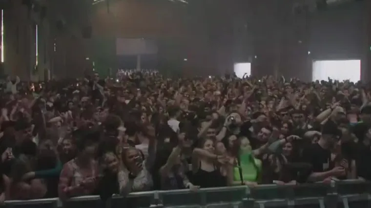 Bez maski, nagurani, raspjevani i rasplesani: Ovo su detalji eksperimenta u Liverpoolu!