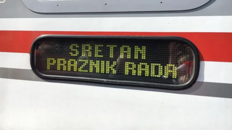 Sindikati na Glavnom kolodvoru održali performans za 1. maj: 'Zadnji vlak za bolje normalno'