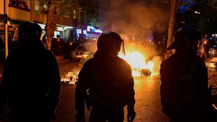 Policiju gađali bocama i kamenjem, palili kontejnere; Uhićeno nekoliko prosvjednika