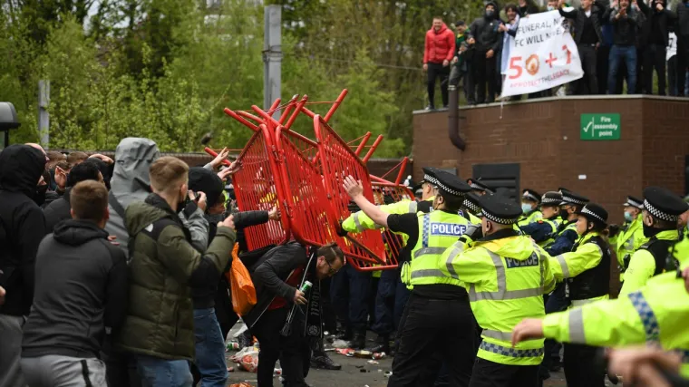 Navijači provalili na stadion i potukli se s policijom, neće se igrati najveći engleski derbi