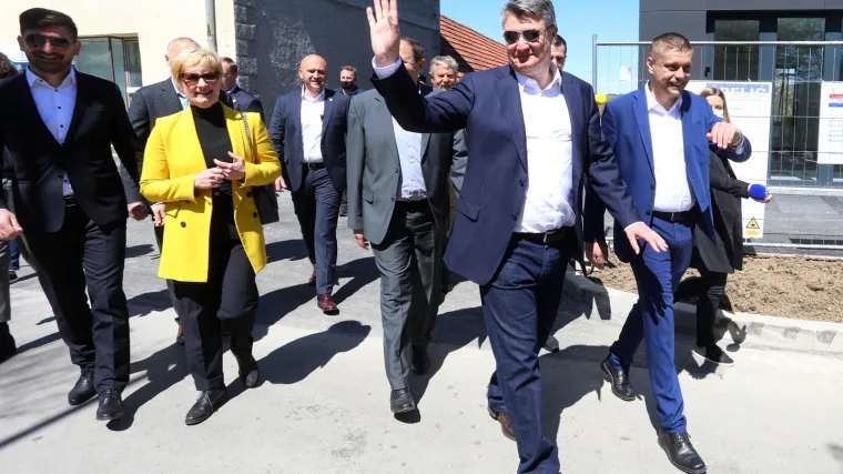 FOTO, VIDEO Dočekali ga uz cestu, a potom mu i pljeskali: Milanović izazvao odu&scaron;evljenje u Pla&scaron;kom