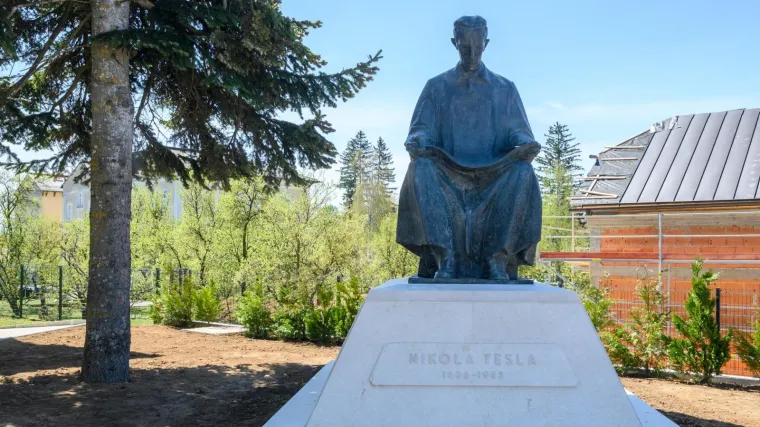 Nakon 29 godina ponovno je postavljen njegov spomenik: 'Podsjetnik mladima da treba vjerovati u znanje'