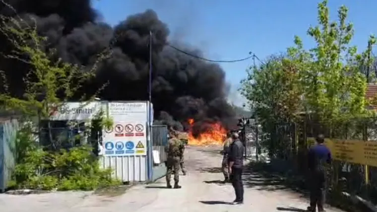 Gorjelo je reciklažno dvorište, gusti crni dim širio se gradom; Vatrogasci ga brzo ugasili