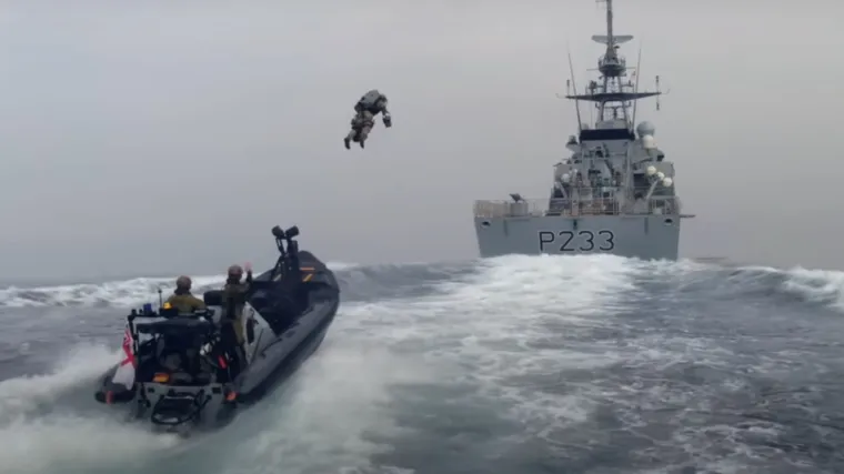 Budućnost je stigla! Ovaj VIDEO ukrcavanja letećih britanskih marinaca na brod morate pogledati!