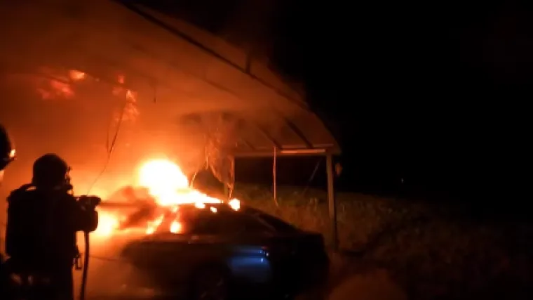 U zagrebačkim Gračanima noćas je izgorio automobil, a vatra je zahvatila i nadstre&scaron;nicu