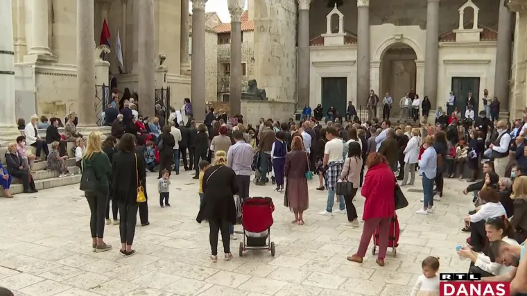 Zbog korone, ni&scaron;ta od procesije Sv. Duje.Nekakve fe&scaron;te ipak je bilo: 'Ipak je neki &scaron;u&scaron;ur. Drukčije je nego ostale dane'