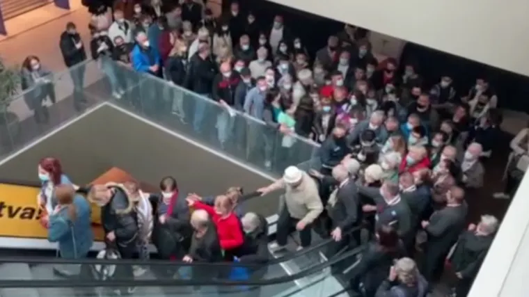 Ogromni redovi za cijepljenje stvaraju se od ranog jutra, a nagrada kreće tek od podne