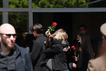 POSLJEDNJI ISPRAĆAJ SAŠE ANOČIĆA: Od osječkog glumca oprostili se neutješna obitelj, prijatelji i kolege