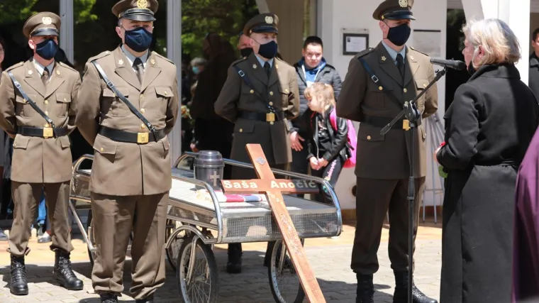 FOTO Posljednji ispraćaj Sa&scaron;e Anočića: Kolege se kroz suze oprostile od poznatog hrvatskog glumca i redatelja