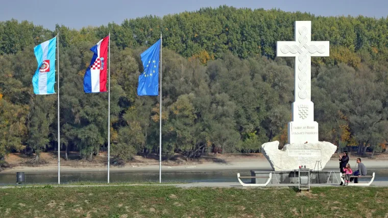 Mladići odjeveni u crno razvili natpis kraj križa: 'Koljači su tabu tema, Hrvate se u zatvor za uzvike sprema'