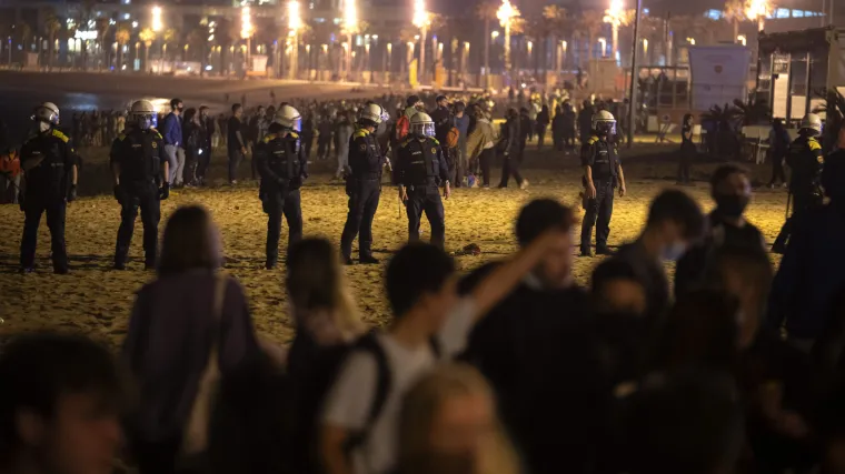 Tisuće pijanih mladih nahrupilo na ulice čim je &Scaron;panjolska ukinula izvanredno stanje. Policija ih morala rastjerivati