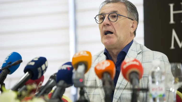 Poslao je poruku i stavio svoju sliku kako drži pehar