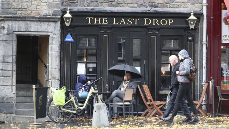 Engleska dodatno ublažava ograničenja: Otvaraju se barovi, restorani, bit će dopu&scaron;teno okupljanje u domovima...