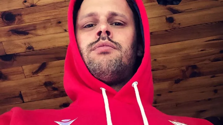 Dok pjevačica dijeli uspomene, njezin suprug se provodi u zanimljivom dru&scaron;tvu