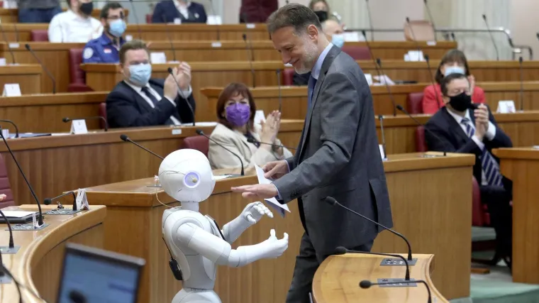 VIDEO Jandroković raspravljao s robotom Pepperom: 'Mogu li dobiti repliku? Ovo stvarno nije u redu'