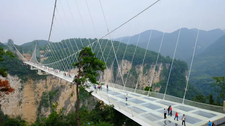 Turist satima visio sa staklenog mosta visokog 100 metara! Vjetar je puhao brzinom 150 km/sat