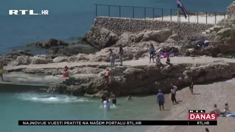 Službeno je otvorena sezona kupanja: Domaći i strani se već kupaju na dubrovačkim Banjama