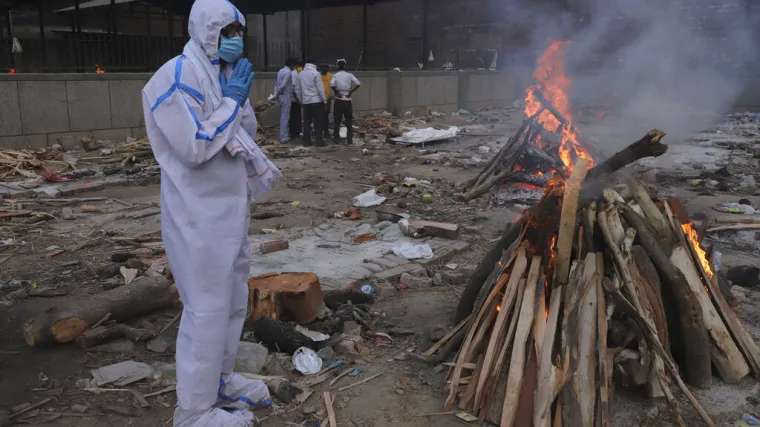 Indija broji vi&scaron;e od 4000 žrtava covida na dan: Ganges izbacuje tijela na obalu, krematoriji su preopterećeni