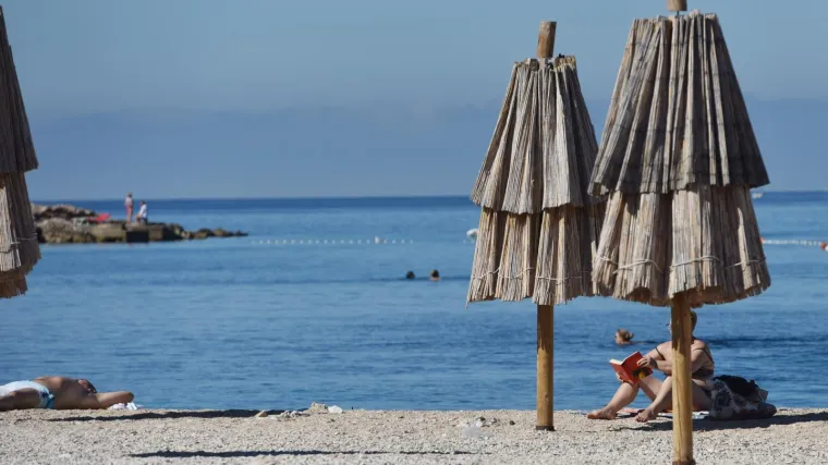 Europske države pripremaju se za sezonu, prati se epidemiološka situacija i uvode zelene propusnice