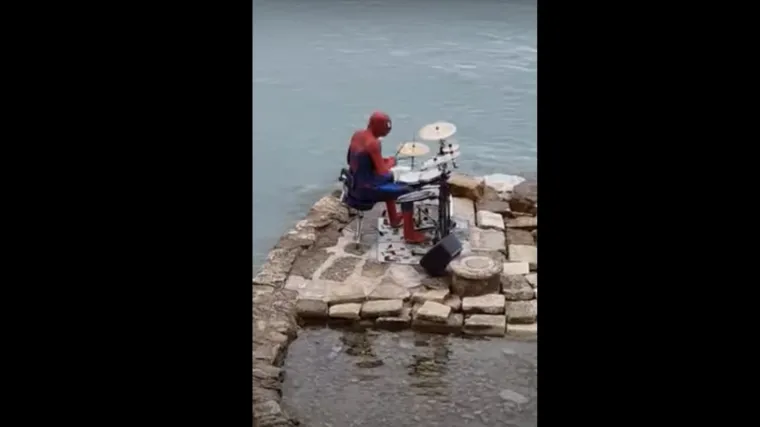 &Scaron;to se ovdje događa? VIDEO Na splitskoj plaži prolaznici su snimili čovjeka obučenog u Spidermana koji je svirao bubnjeve