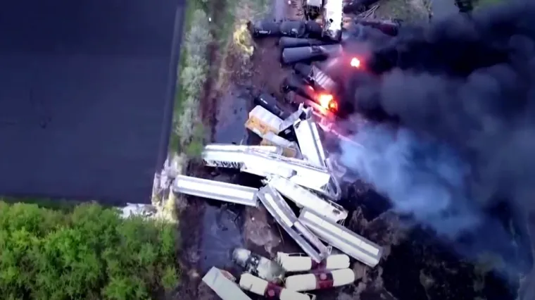 Zapalio se vlak koji je prevozio opasne tvari - iz tračnica iskočilo 47 vagona