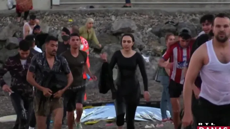 Drama i kaos na obali &scaron;panjolske Ceute. Tisuće migranata stižu plivajući uz granični prijelaz. Jedna osoba je stradala