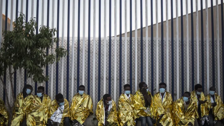 FOTO U &Scaron;panjolsku u&scaron;lo 6000 ilegalnih migranata i to plivajući! Vojska na granicu postavila oklopna vozila