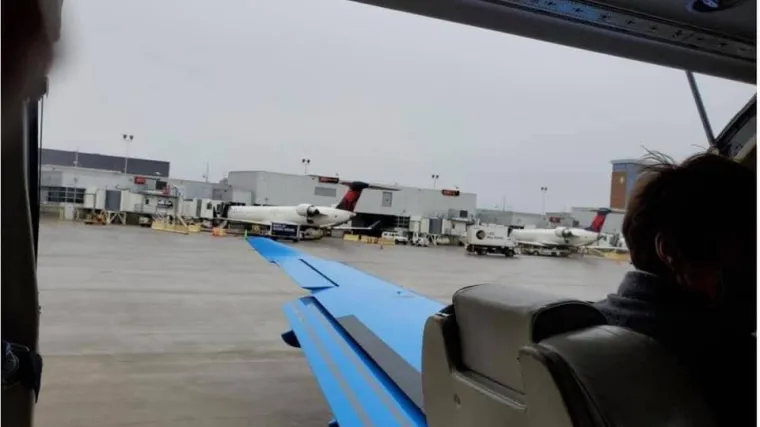 Vrata zrakoplova otpala točno uoči polijetanja! Jurio je po pisti na užas putnika