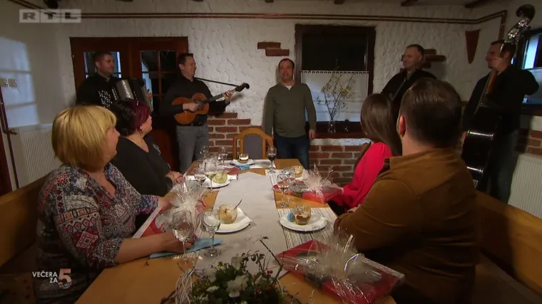 U žaru pjesme gosti razbijali ča&scaron;e