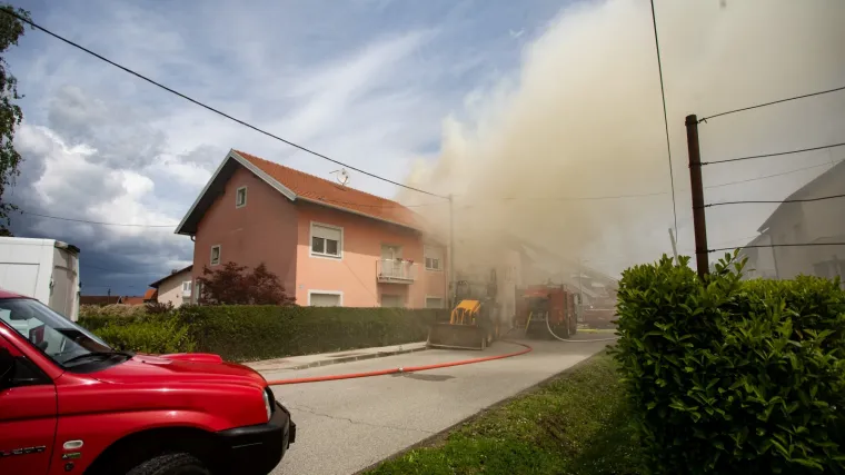 Vatrogasci u Velikoj Gorici i dalje muku muče s vatrom i dimom: 'Ovo nije jednostavna intervencija'