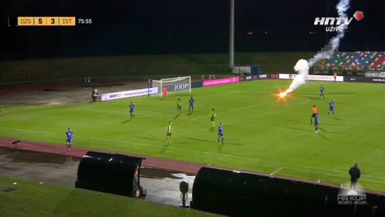 'Ispaljene su s vi&scaron;e od 100 metara, igrači su se morali izmicati od njih, a policija je poslala ekipu da ih traže'