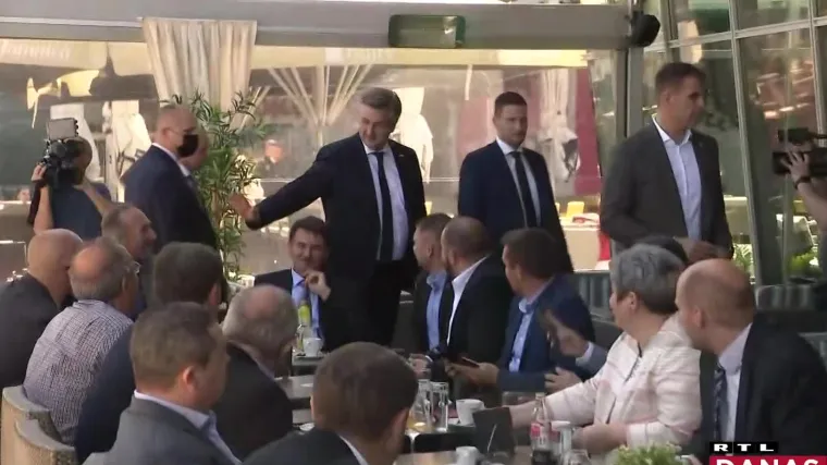 Znate li koliko često premijer i predsjednik nose masku? Donosimo pregled nekih njihovih izgovora i čime se pritom bave