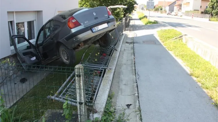 Kraj Bjelovara vozio s 3 promila u krvi pa probio žičanu ogradu i stup