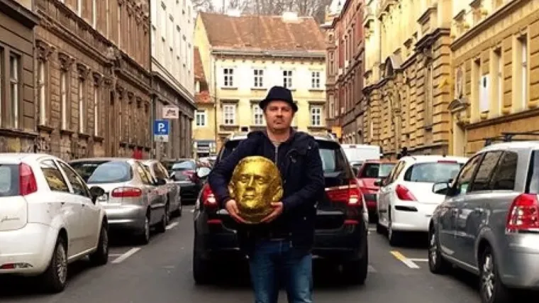 Juričan &Scaron;kori 'daruje' Bandićevu bistu: 'Najam 15 kuna po satu, koliko si naplaćivao parking kod Merkura'