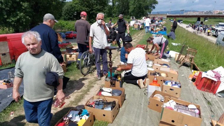 FOTO Hrelić je zatvoren, ali građani su se sna&scaron;li na Savskom nasipu: Ogromne gužve ne idu u prilog mjerama