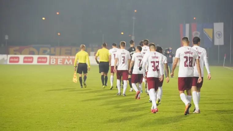 Ovo se ne viđa svaki dan: Navijači na treningu nasrnulli na nogometaše kluba za koji navijaju