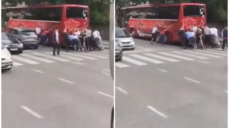 Autobus se pokvario pa putnici izašli van i pogurali ga