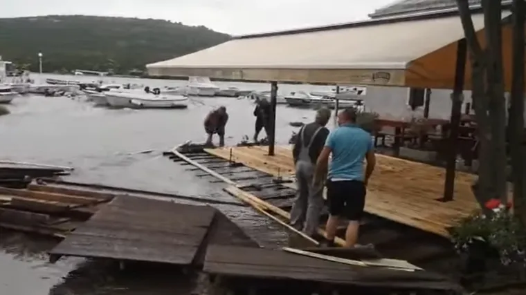 VIDEO Plimni val pogodio otok Ist: Potopljene brodice i terase kafića, voda je do&scaron;la do kuća...