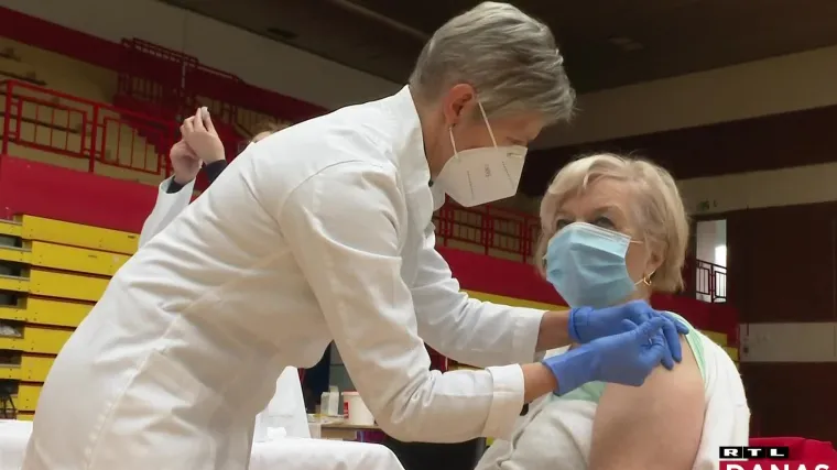 Je li u Hrvatskoj moguće prvi put se cijepiti AstraZenecom, a drugi put Pfizerom ili Modernom?