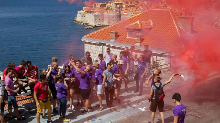 FOTO Gradovi ne organiziraju norijade, no mlade to nije spriječilo: Pogledajte kako slave zadnji dan srednje &scaron;kole