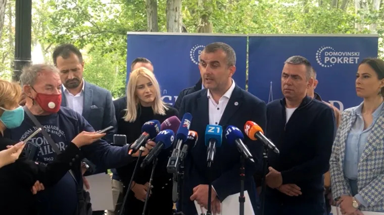 Stožeru Miroslava &Scaron;kore upali maturanti na konferenciju na Zrinjevcu, pjevali 'Sude mi'