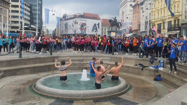 FOTO/VIDEO Kao nekada: Maturanti diljem Hrvatske slave na trgovima, kupaju se u fontanama, pjevaju...