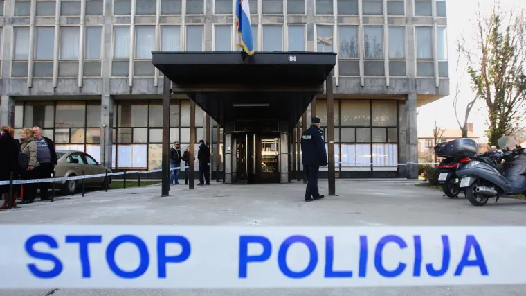 Netko je dojavio da je u zgradi bomba