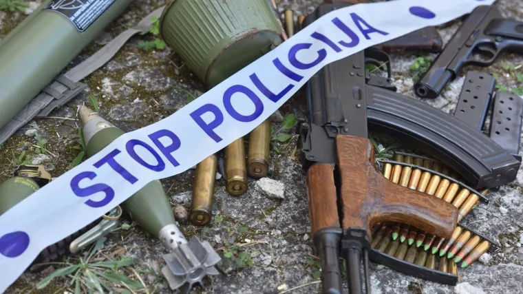 Policija prona&scaron;la zolju, tromblonske mine i streljivo u napu&scaron;tenoj kući u zabačenom mjestu